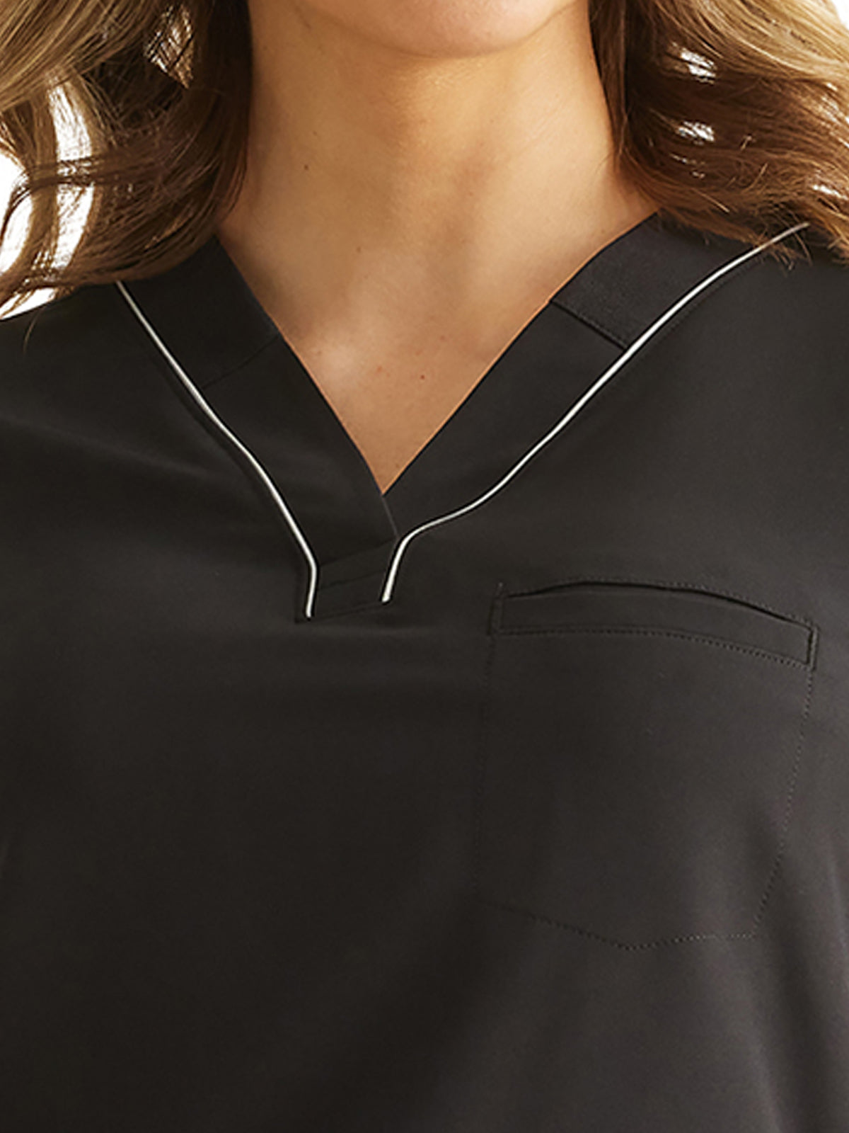 Women's 1-Pocket Stella V-Neck Top - 700 - Black